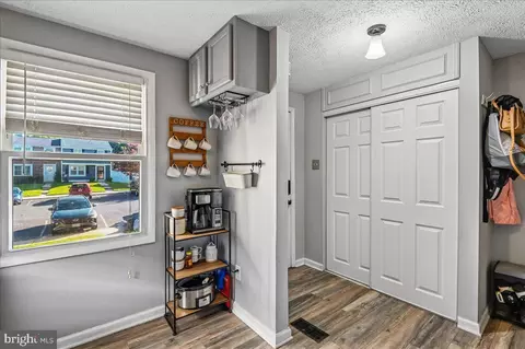 Entry Way - 7920 Sutherland Ct, Pasadena, MD 21122 photo 2 of 4