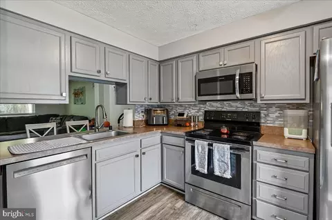 Kitchen - 7920 Sutherland Ct, Pasadena, MD 21122 photo 1 of 4