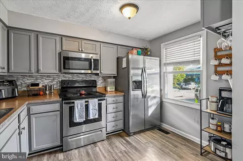 Kitchen - 7920 Sutherland Ct, Pasadena, MD 21122 photo 3 of 4