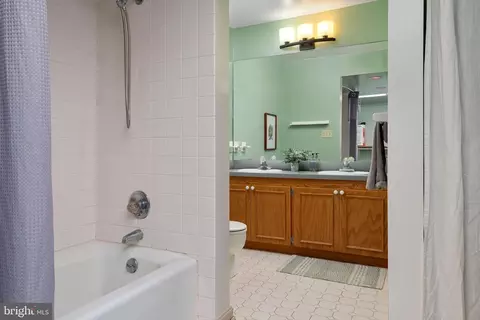 Bath - 237 Chatham Ln, Annapolis, MD 21403 photo 4 of 4