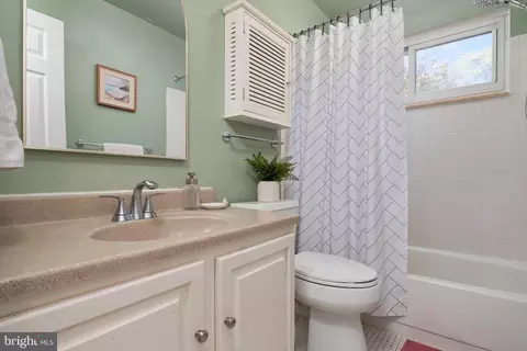 Bath - 237 Chatham Ln, Annapolis, MD 21403 photo 3 of 4