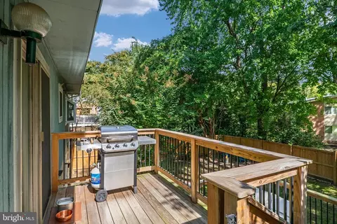 Exterior - 237 Chatham Ln, Annapolis, MD 21403 photo 5 of 12