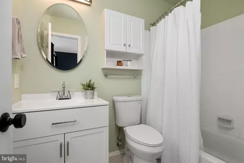 Bath - 237 Chatham Ln, Annapolis, MD 21403 photo 2 of 4