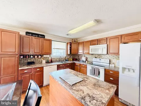 Kitchen - 321 Cool Breeze Ct, Pasadena, MD 21122 photo 2 of 3