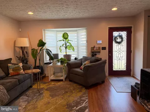 Entry Way - 321 Cool Breeze Ct, Pasadena, MD 21122 photo 2 of 4