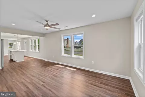 Living - 14 Montrose Rd, Pasadena, MD 21122 photo 1 of 2