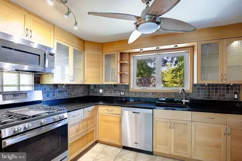 Kitchen - 1729 Shore Dr, Edgewater, MD 21037 photo 2 of 4