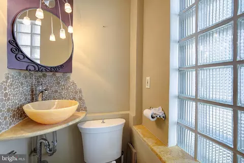 Bath - 1729 Shore Dr, Edgewater, MD 21037 photo 2 of 5