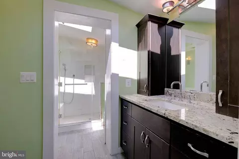 Bath - 1729 Shore Dr, Edgewater, MD 21037 photo 5 of 5