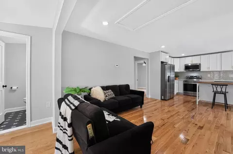 Entry Way - 4922 Dogwood St, Shady Side, MD 20764 photo 6 of 9