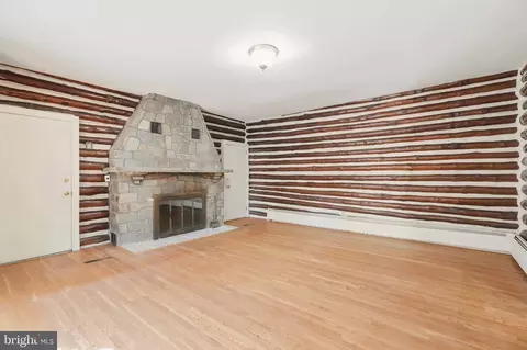 Living - 1576 Chickasaw Rd, Arnold, MD 21012 photo 2 of 7