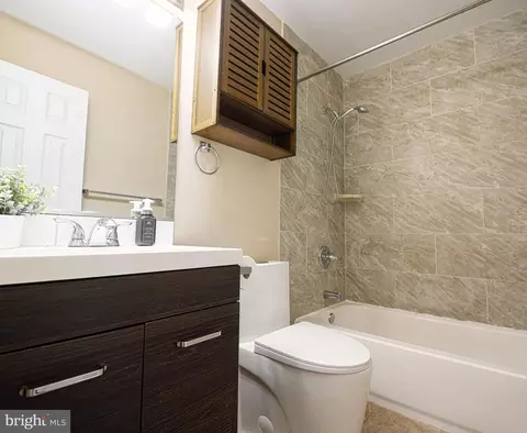 Bath - 1044 Vena Ln, Pasadena, MD 21122 photo 2 of 4