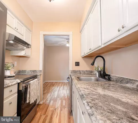 Kitchen - 1044 Vena Ln, Pasadena, MD 21122 photo 3 of 4