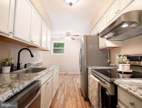 Kitchen - 1044 Vena Ln, Pasadena, MD 21122 photo 2 of 4