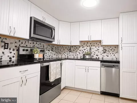 Kitchen - 1044 Vena Ln, Pasadena, MD 21122 photo 4 of 4
