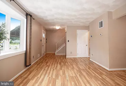 Living - 1044 Vena Ln, Pasadena, MD 21122 photo 3 of 8