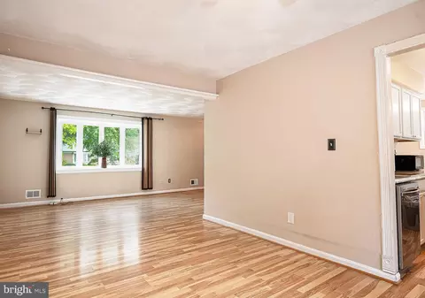 Living - 1044 Vena Ln, Pasadena, MD 21122 photo 5 of 8