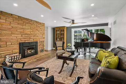 Living - 322 Eagle Hill Rd, Pasadena, MD 21122 photo 1 of 1
