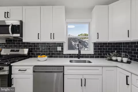 Kitchen - 15 Penny Ln, Pasadena, MD 21122 photo 2 of 4