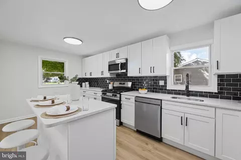 Kitchen - 15 Penny Ln, Pasadena, MD 21122 photo 4 of 4