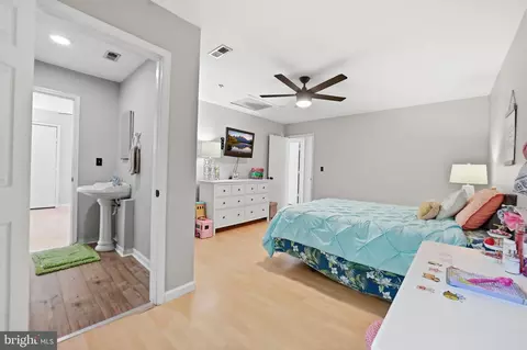 Bedroom - 5943 Sneed Dr, Deale, MD 20751 photo 5 of 7