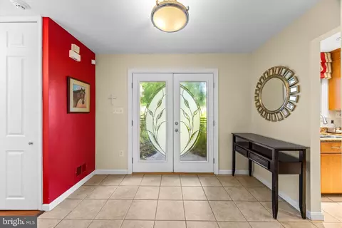 Entry Way - 2567 Forest Knl St, Annapolis, MD 21401 photo 3 of 9