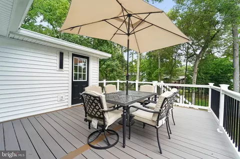Exterior - 327 Beach Dr, Annapolis, MD 21403 photo 7 of 10