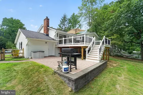 Exterior - 327 Beach Dr, Annapolis, MD 21403 photo 6 of 10