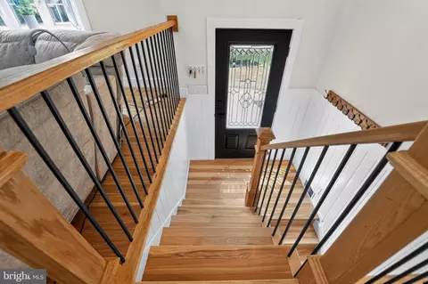 Entry Way - 327 Beach Dr, Annapolis, MD 21403 photo 5 of 7