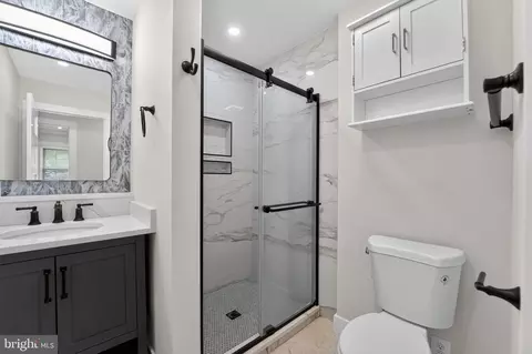 Bath - 327 Beach Dr, Annapolis, MD 21403 photo 3 of 5