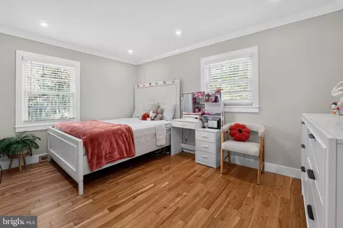 Bedroom - 327 Beach Dr, Annapolis, MD 21403 photo 4 of 8