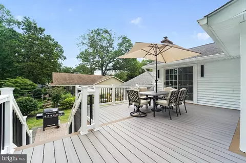 Exterior - 327 Beach Dr, Annapolis, MD 21403 photo 10 of 10
