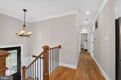 Entry Way - 327 Beach Dr, Annapolis, MD 21403 photo 3 of 7