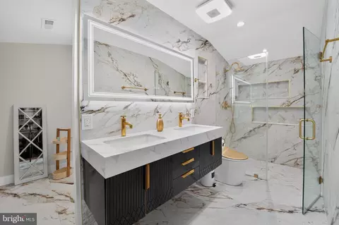 Bath - 327 Beach Dr, Annapolis, MD 21403 photo 1 of 5