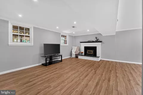 Living - 327 Beach Dr, Annapolis, MD 21403 photo 1 of 3