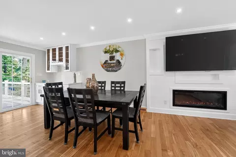 Dining - 327 Beach Dr, Annapolis, MD 21403 photo 2 of 2