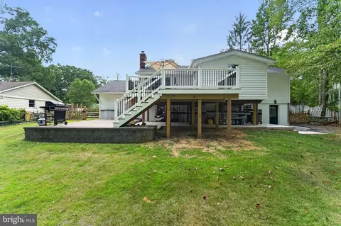 Exterior - 327 Beach Dr, Annapolis, MD 21403 photo 8 of 10