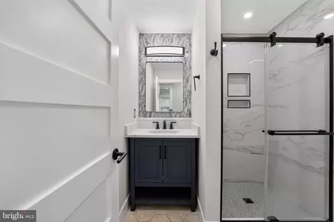 Bath - 327 Beach Dr, Annapolis, MD 21403 photo 4 of 5