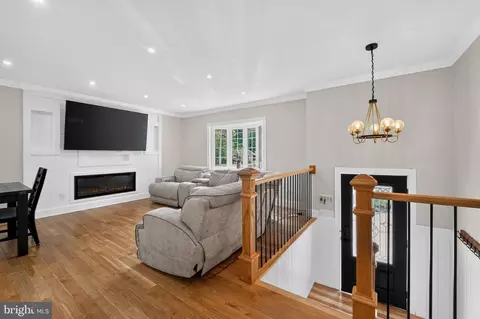 Entry Way - 327 Beach Dr, Annapolis, MD 21403 photo 1 of 7