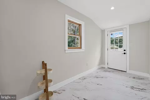 Entry Way - 327 Beach Dr, Annapolis, MD 21403 photo 4 of 7