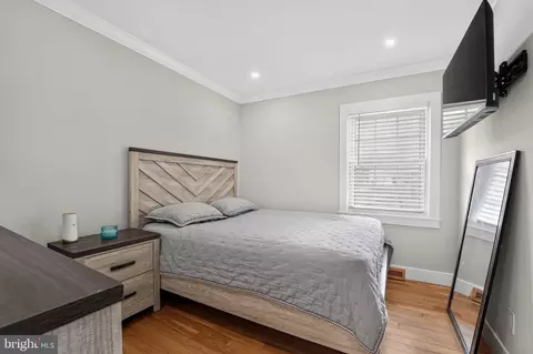 Bedroom - 327 Beach Dr, Annapolis, MD 21403 photo 6 of 8
