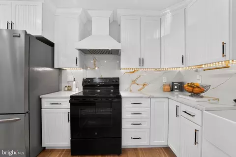 Kitchen - 327 Beach Dr, Annapolis, MD 21403 photo 3 of 5