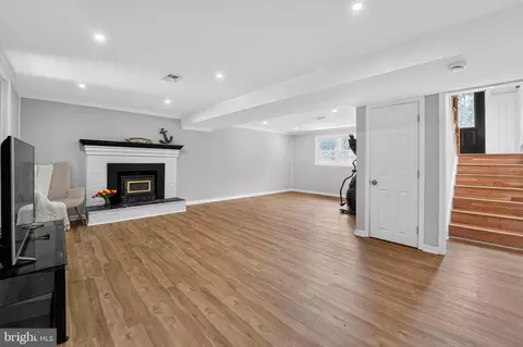 Living - 327 Beach Dr, Annapolis, MD 21403 photo 2 of 3