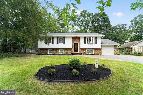 Exterior - 327 Beach Dr, Annapolis, MD 21403 photo 5 of 10