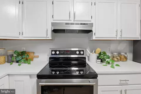 Kitchen - 347 Cool Breeze Ct, Pasadena, MD 21122 photo 3 of 4