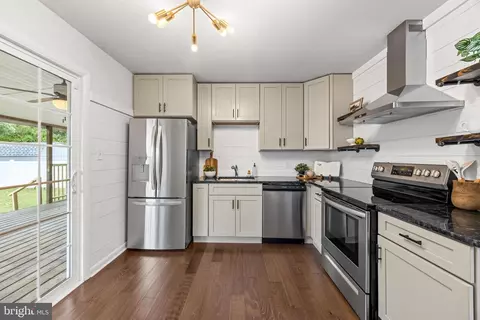 Kitchen - 8483 Arbutus Rd, Pasadena, MD 21122 photo 2 of 2