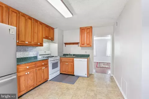 Kitchen - 1645 Colony Rd, Pasadena, MD 21122 photo 1 of 2