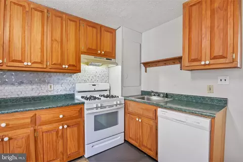 Kitchen - 1645 Colony Rd, Pasadena, MD 21122 photo 2 of 2