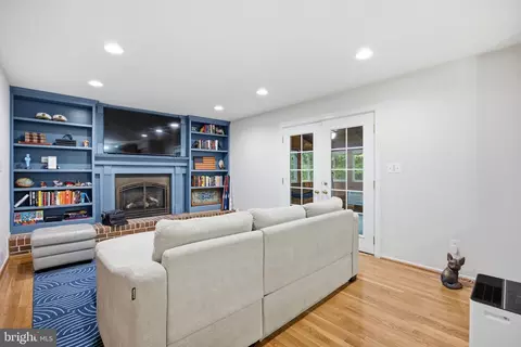 Living - 284 Southland Ct, Dunkirk, MD 20754 photo 2 of 2