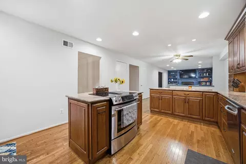 Kitchen - 284 Southland Ct, Dunkirk, MD 20754 photo 6 of 8